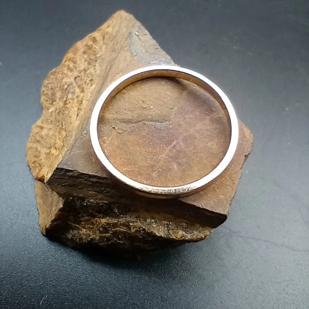 Gold tone Luxe wedding band size 6.5 R221